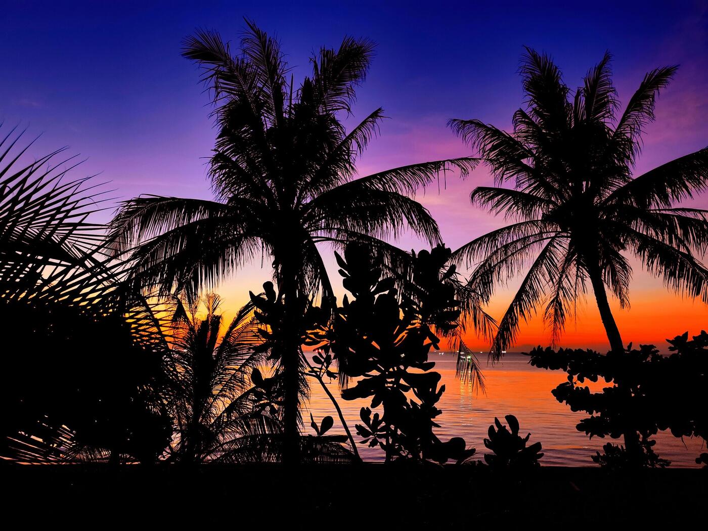 Ruhiger Sonnenuntergang am Strand von Koh Phangan