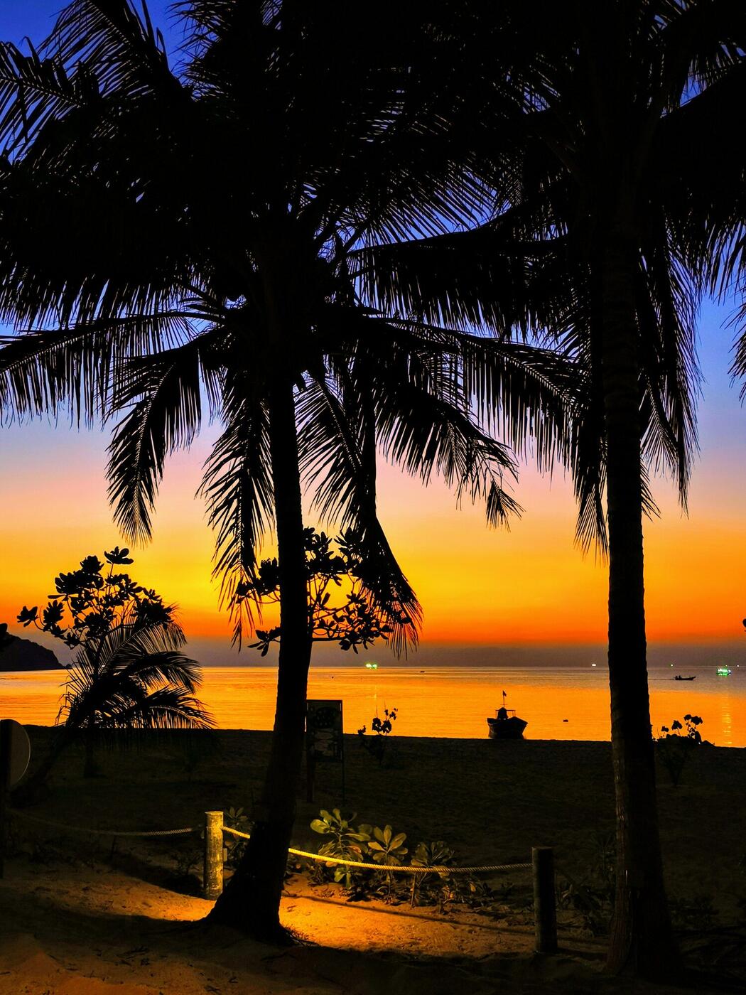 Feuerroter Sonnenuntergang auf Koh Phangan