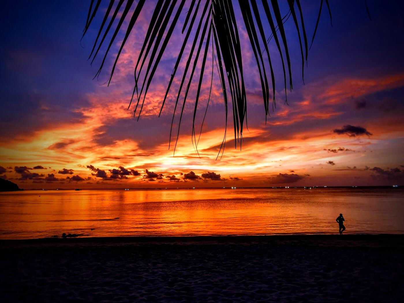 Goldener Sonnenuntergang über dem Meer
